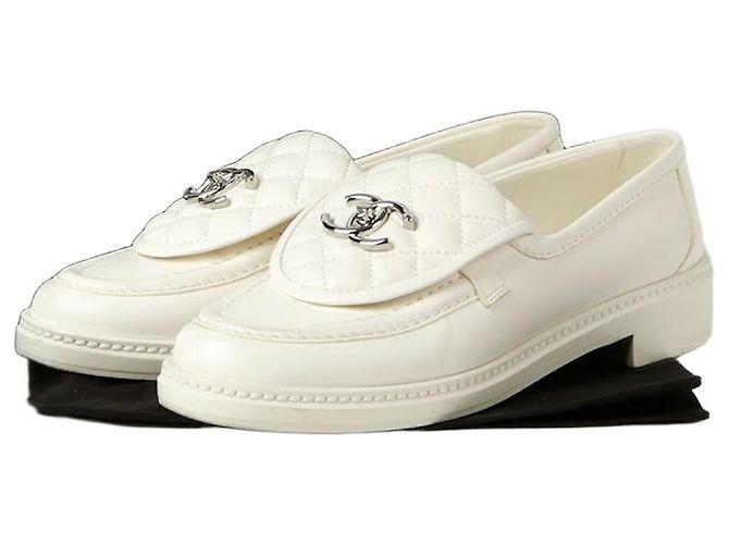 Chanel Mocassin à boucle Turnlock Taille CC Blanc