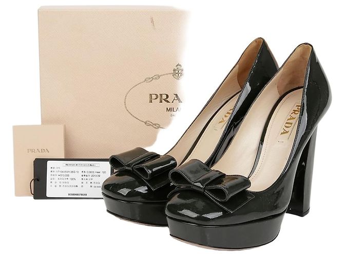 Prada Décolleté con nastro in vernice
