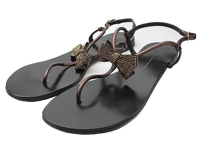 Sandali con cinturino nero Giuseppe Zanotti