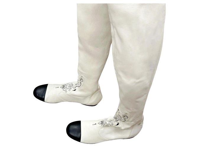Botas de cuero blanco Chanel sobre la rodilla con punta negra Negro