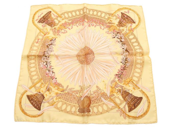 Hermès Petit Carré 45 AMOURS Seidenschal Mehrfarben Gelb