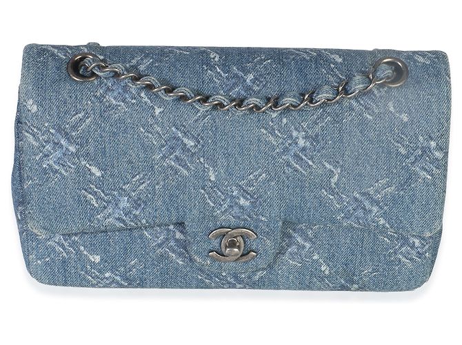 Bolsa clássica de flap duplo médio em denim estampado com corrente azul desbotada Chanel