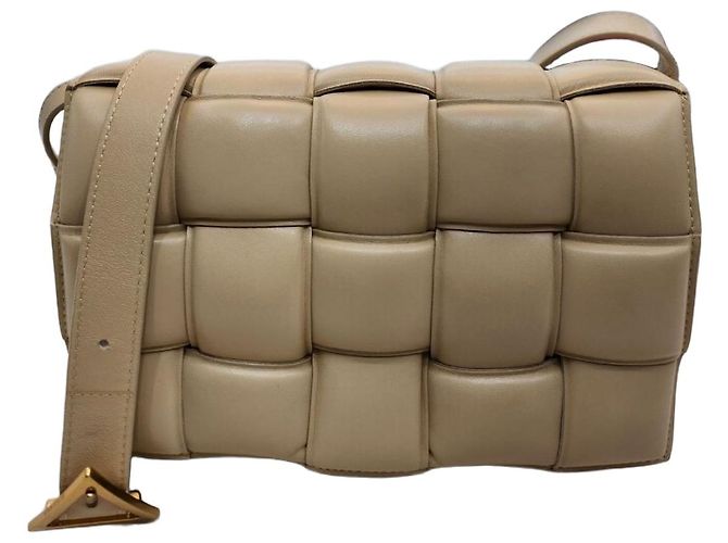 Cassette Bottega Veneta Bolsa transversal acolchoada de aveia Marrom