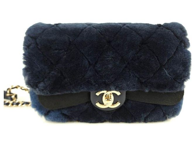 Chanel Bolsa de ombro em shearling clássico com aba Multicor