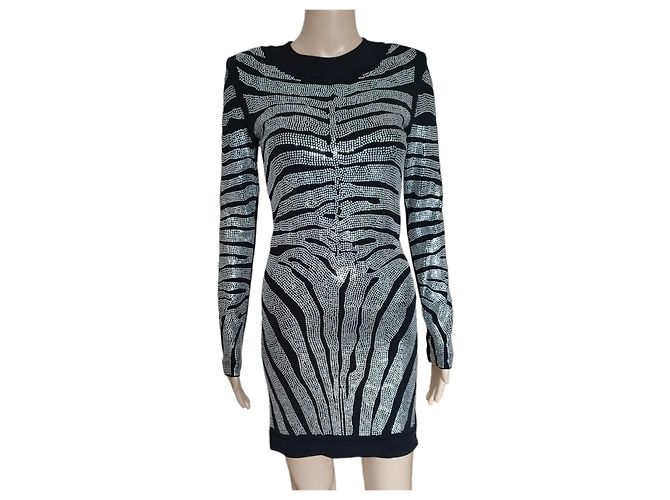 Vestido Balmain preto, strass e padrões de zebra