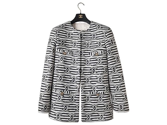 Giacca Chanel 22S Runway in paillettes con logo CC bianco e nero FR 40