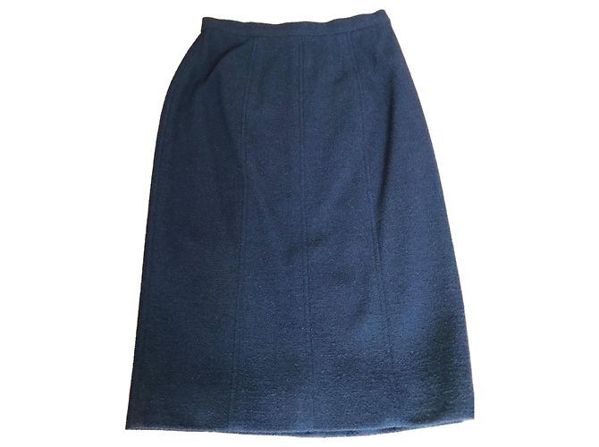 Falda Chanel de lana bouclé azul marino con estampado CC