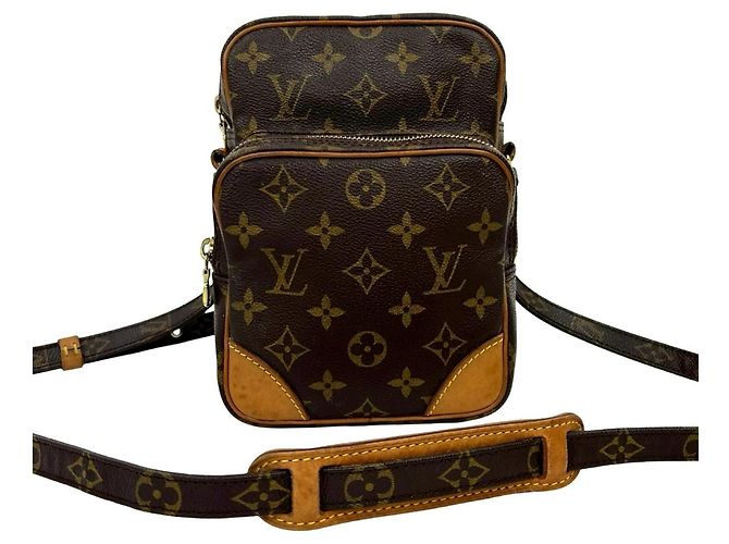 Bolsa de ombro mini Pochette Monogram em couro Louis Vuitton Marrom