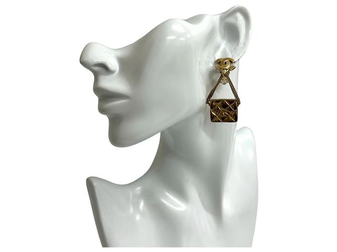 Orecchini a clip in oro matelassé Coco Mark di Chanel D'oro
