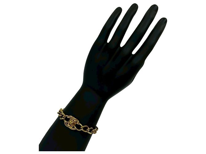 Pulseira de charme dourado com motivo Turnlock da Chanel Coco Mark