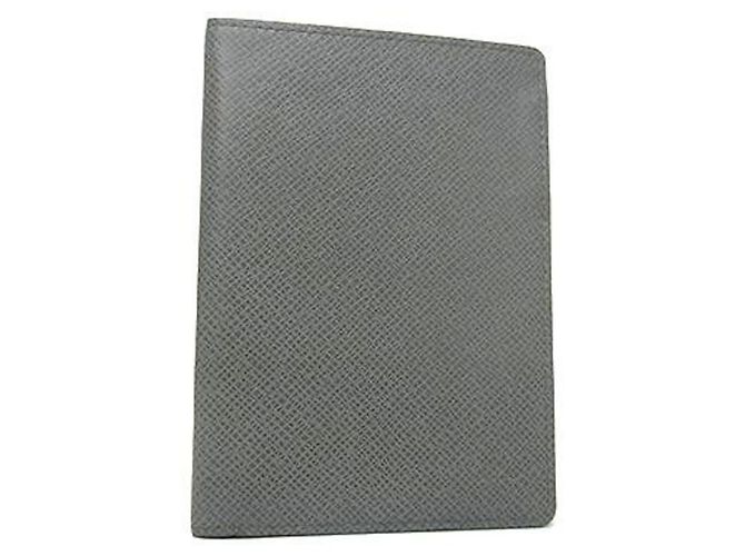 Capa de Passaporte Louis Vuitton Taiga Marrom