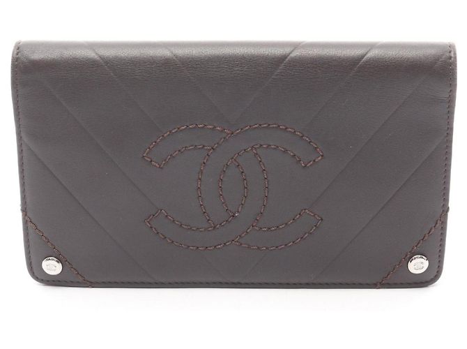 Cartera larga bifold Chanel Chevron V-Stitch Castaño