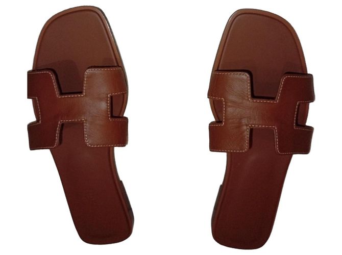 Oran Mule Hermès in pelle di struzzo marrone