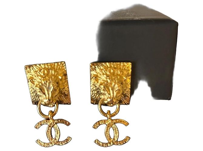 Orecchini pendenti con logo di leone CC Classico di Chanel D'oro