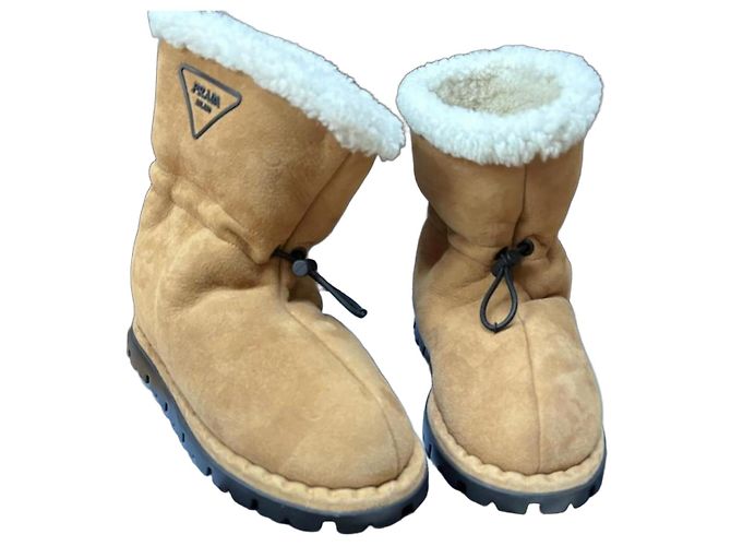 Prada Wildlederstiefel Hellbraun