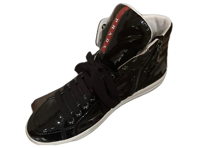 Schwarze High-Top-Sneaker aus Lackleder von Prada