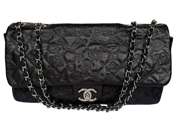 Timeless Chanel jumbo em couro de bezerro estampado símbolos da sorte Preto