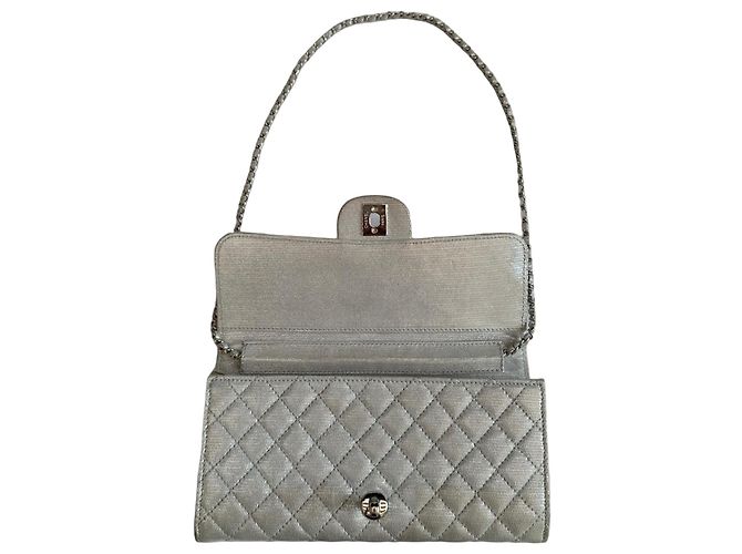 Timeless Clutch Chanel East West em corrente prateada Prata