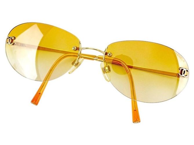 Óculos de sol com tonalidade laranja e logo CC dourado Chanel 4013