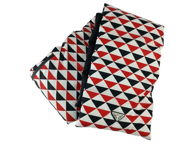 Cachecol/Pashmina Re-Nylon acolchoado Prada Preto Branco Vermelho