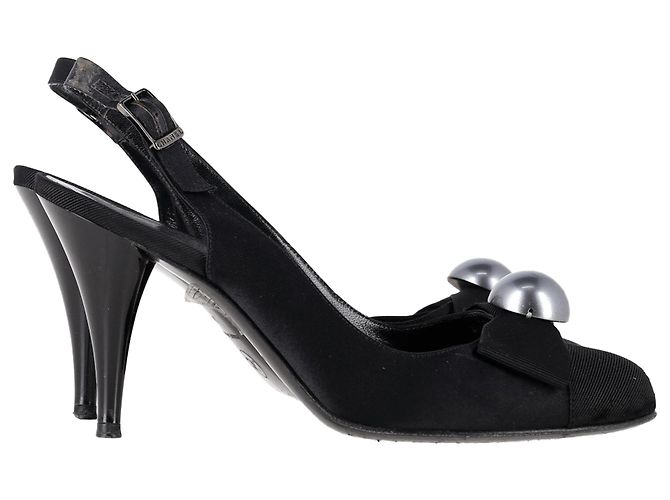 Timeless Slingbacks em cetim preto com pérolas e laço da Chanel