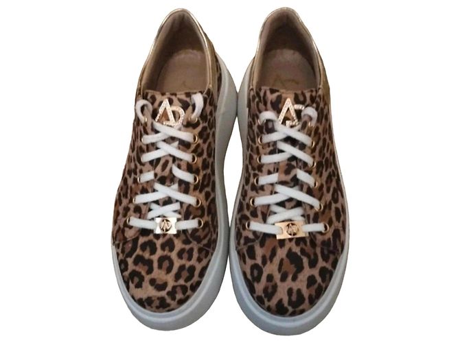 Alice + Olivia Baskets léopard avec détails dorés Imprimé léopard