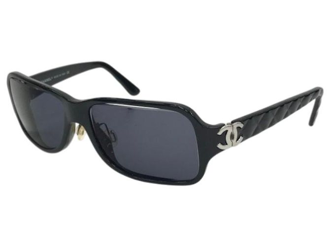 Chanel schwarze gesteppte Sonnenbrille mit silbernem CC-Logo 5050