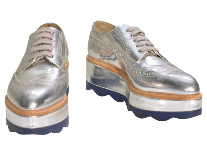 Brogues Prada in pelle argento metallizzato con piattaforma