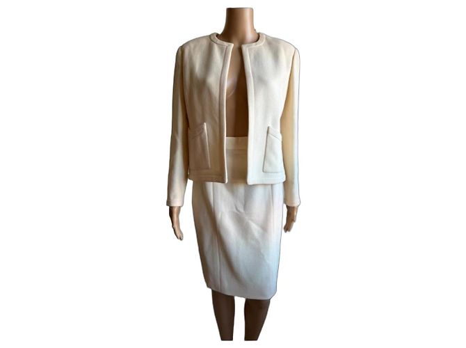 Conjunto de Jaqueta e Saia Chanel Cru