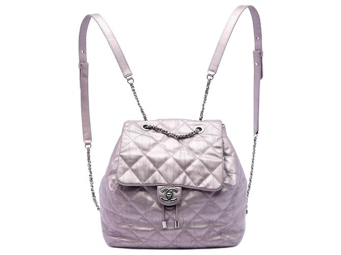 Mochila com aba Ground Control em couro de bezerro iridescente acolchoado rosa da Chanel