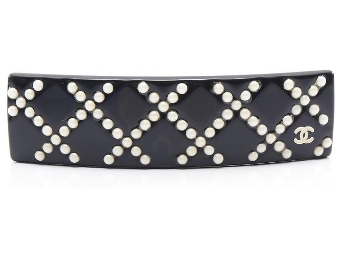 Timeless Fermaglio Coco Mark Matelassé di Chanel Nero