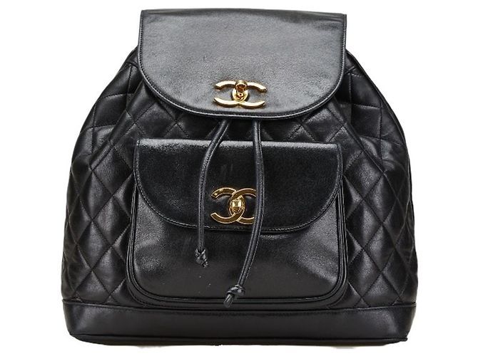 Mochila Chanel de piel de cordero negro matelassé con marca Coco
