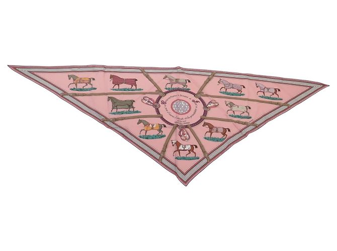 Hermès BUFANDA HERMES TRIÁNGULO CUBIERTAS Y ROPA DE DÍA EN SEDA Rosa
