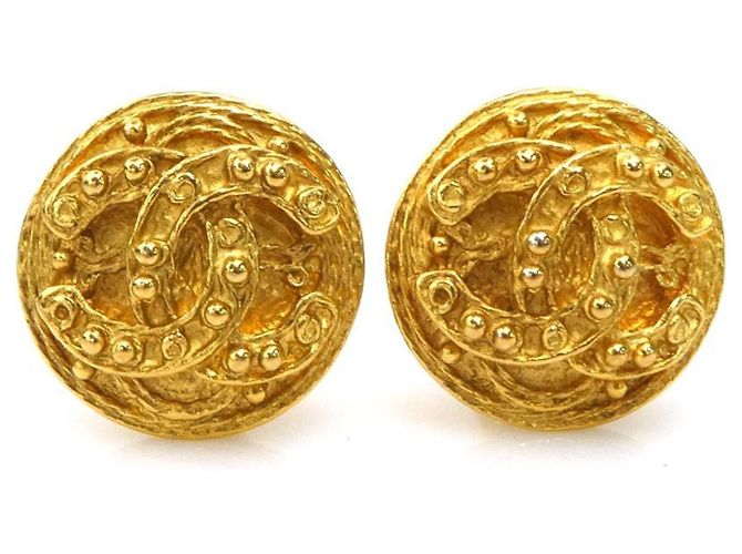 Pendientes de metal dorado con el logo Coco de CHANEL