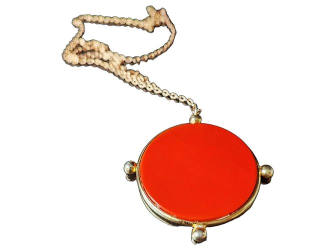 Christian Dior Anhänger Medaillon aus Oranger Harz mit Perlen