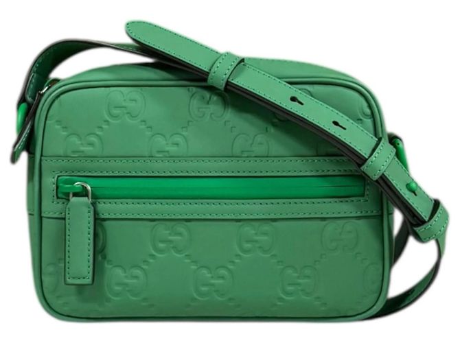 Mini bolsa de ombro efeito borracha GG da Gucci