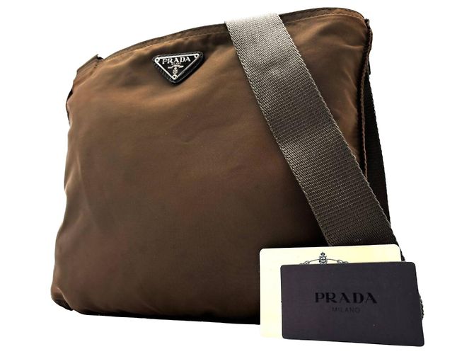 Bolsa pequena transversal de nylon tessuto logo marrom Prada