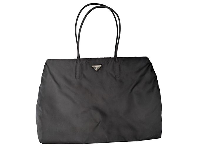 Bolsa de ombro em couro de bezerro preto com logo de nylon Prada
