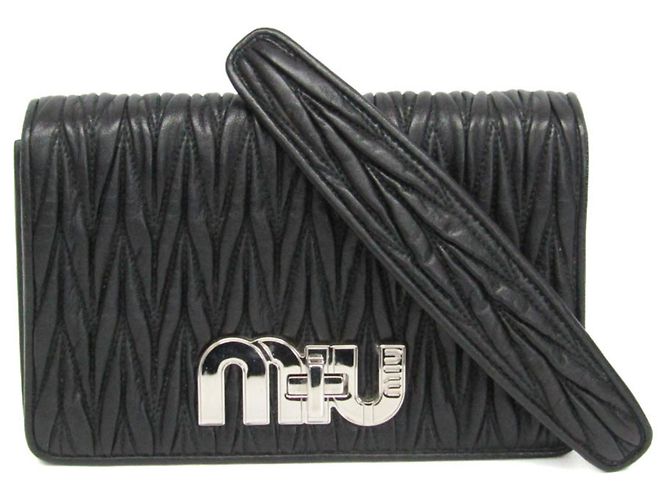 Bolsa de Ombro Miu Miu Matelassé com Corrente Preto
