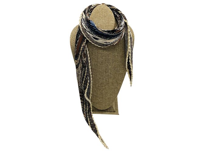 Hermès Bufanda plisada de seda twill con estampado Sous Le Cèdre en marrón / marfil multi Castaño