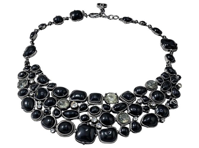 Colar Statement Bib Gripoix com CC em Cristais Pretos Raro Chanel 08A Prata Metálico Hardware prateado