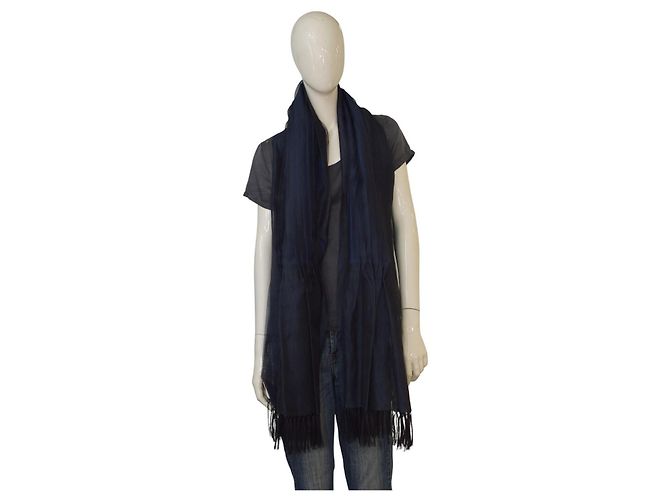 Sciarpa lunga plissettata trasparente blu navy e nera di Issey Miyake con frange
