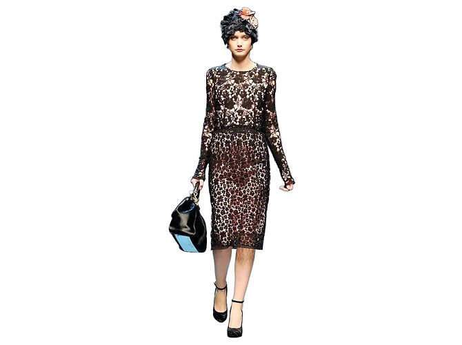 Schwarzes Guipure-Spitzenkleid mit rosa Seidenfutter Dolce & Gabbana Herbst 2010 