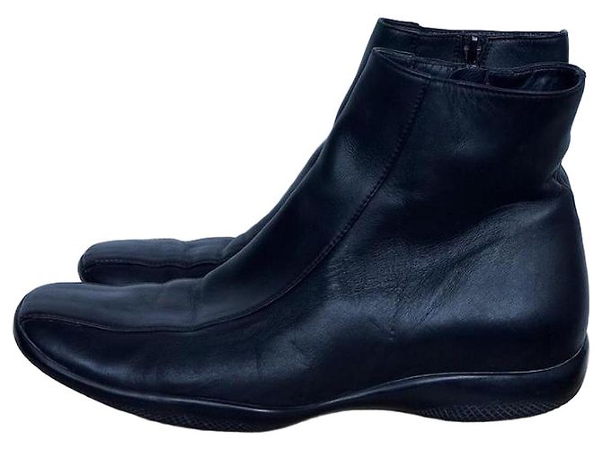 Botines Prada de cuero negro