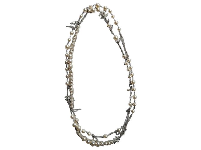 Chanel Collar largo de perlas con logo en plata esterlina 14K Hardware de plata