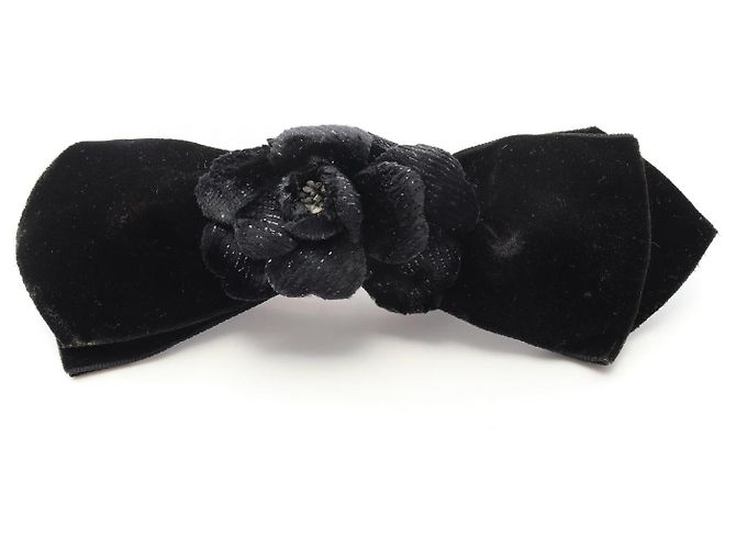 Timeless Fermaglio Camelia di Chanel Nero