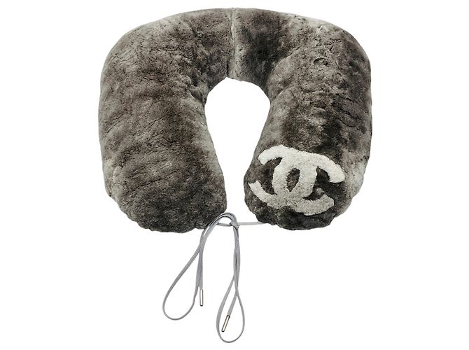 Almohada de viaje de piel de conejo Orylag gris de Chanel