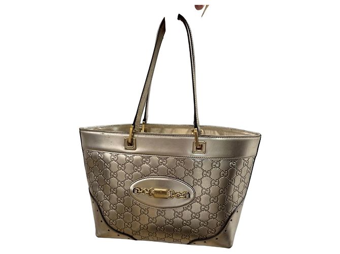 Bolsa Gucci em couro laminado dourado