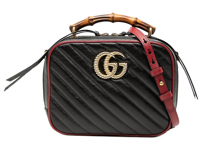 Bolsa de couro matelassé preto GG Marmont diagonal da Gucci com alças de bambu.