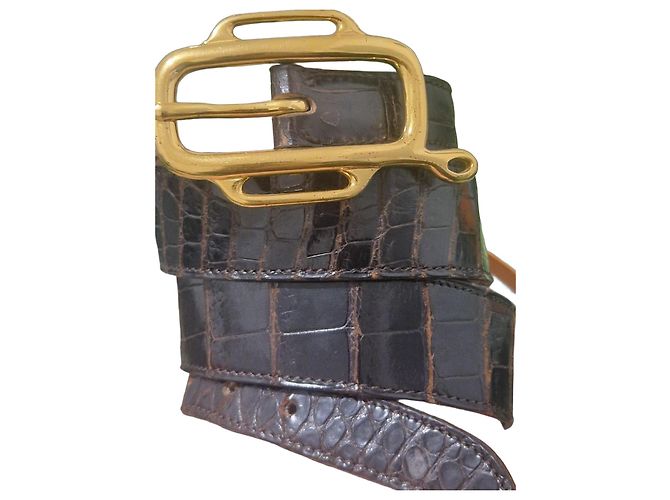 Cinto Hermès em couro de crocodilo marrom com acabamento dourado